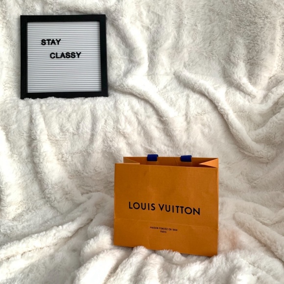 Louis Vuitton Gift Tote - Picture 4 of 5